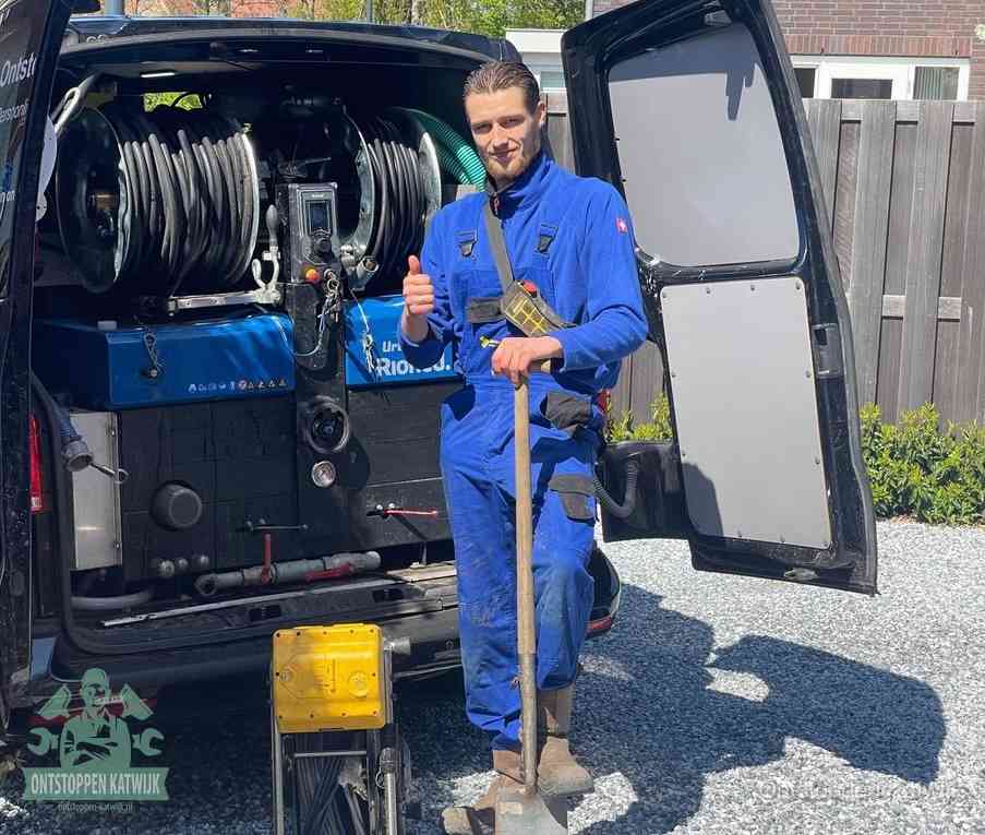 Een tevreden monteur met opgestoken duim naast de bestelbus, slim ingrijpen bespaart kosten bij een verstopte afvoer in Katwijk