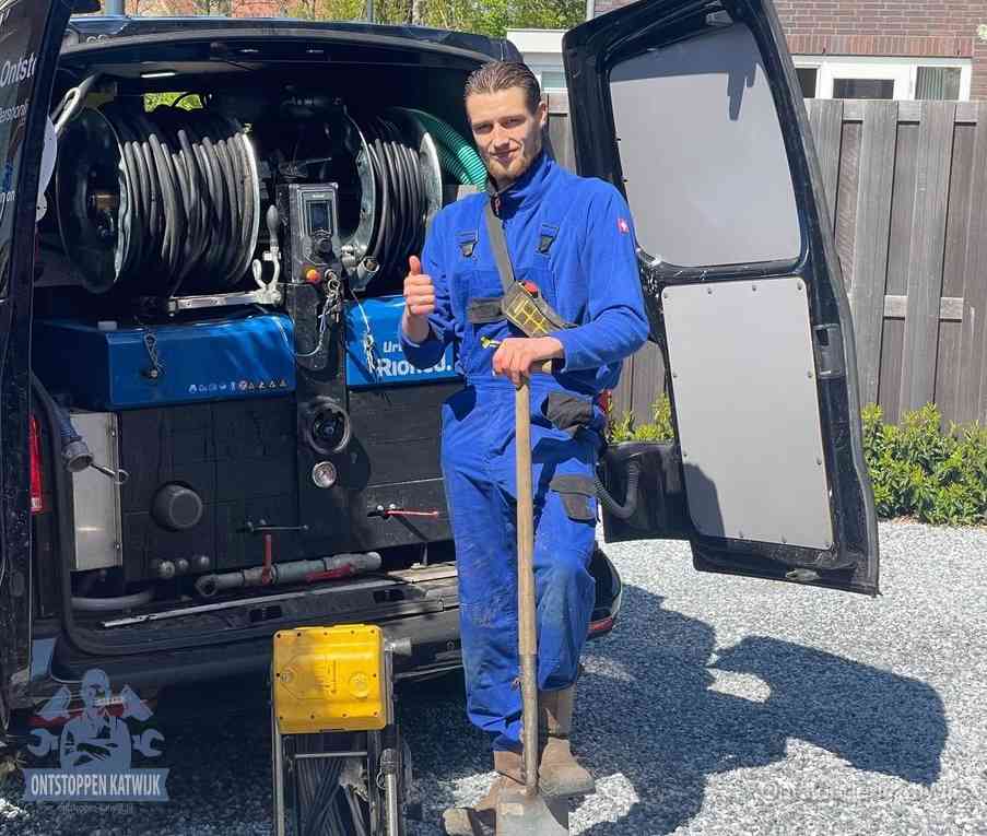 Een tevreden monteur met opgestoken duim na een geslaagde klus, slim ingrijpen bespaart kosten bij een verstopte wc in Katwijk