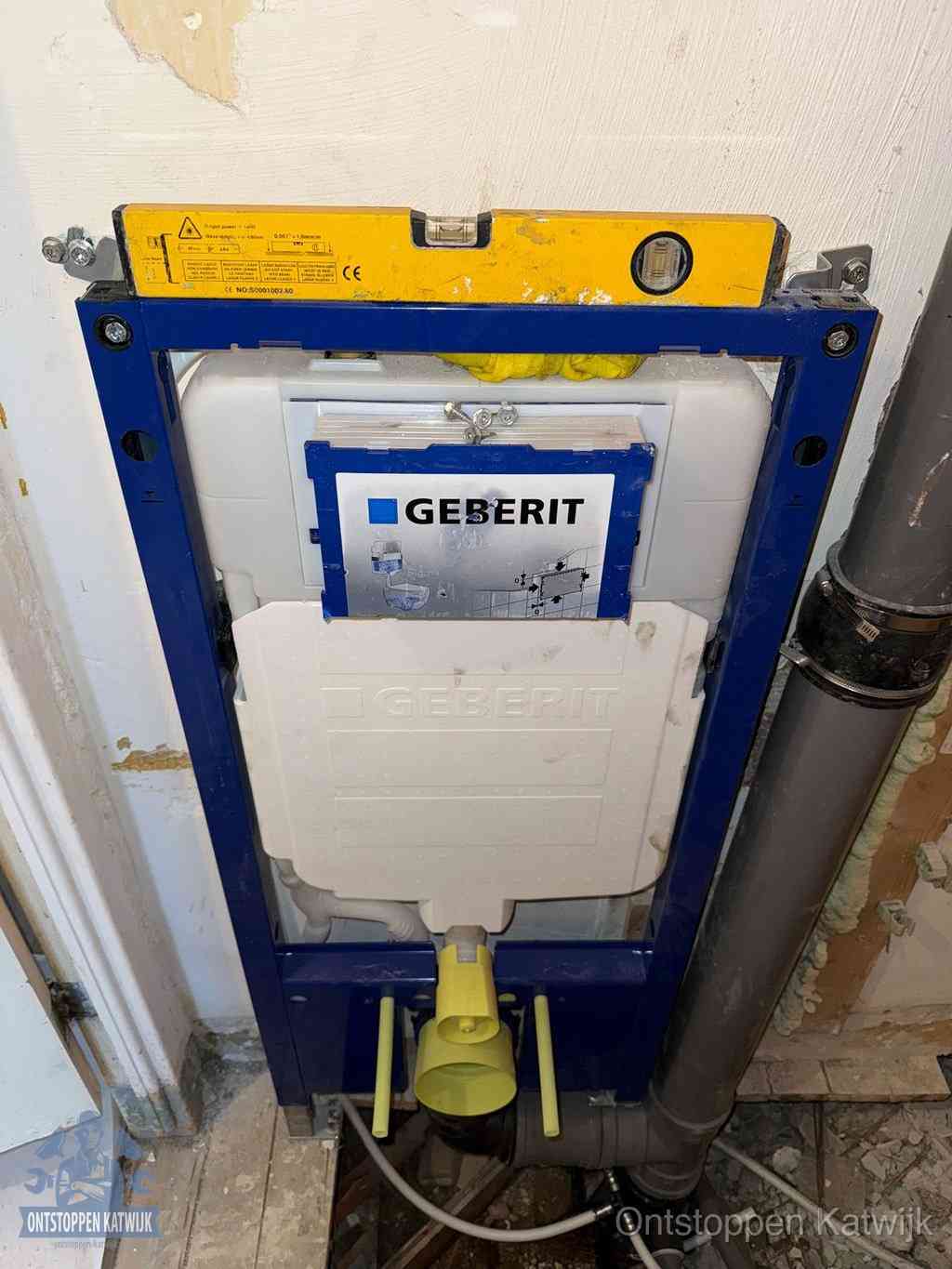 Een Geberit inbouwreservoir met frame voor een hangtoilet tegen de wand, met de afvoerbocht naar de vloer, kenmerkend voor een verstopt hangtoilet in Katwijk
