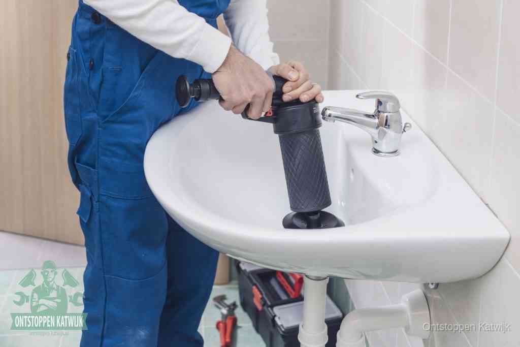 Een te ruwe doe-het-zelf poging met een hand-pomp op de afvoer van een badkamer-wastafel, een van de veelgemaakte fouten bij afvoer ontstoppen in Katwijk