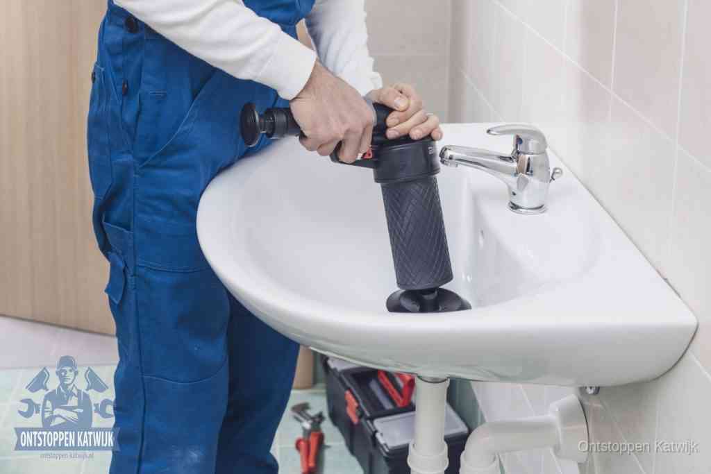 Een te ruwe doe-het-zelf poging met een handmatige perslucht-ontstopper op een sanitair-afvoer, een van de veelgemaakte fouten bij wc ontstoppen in Katwijk