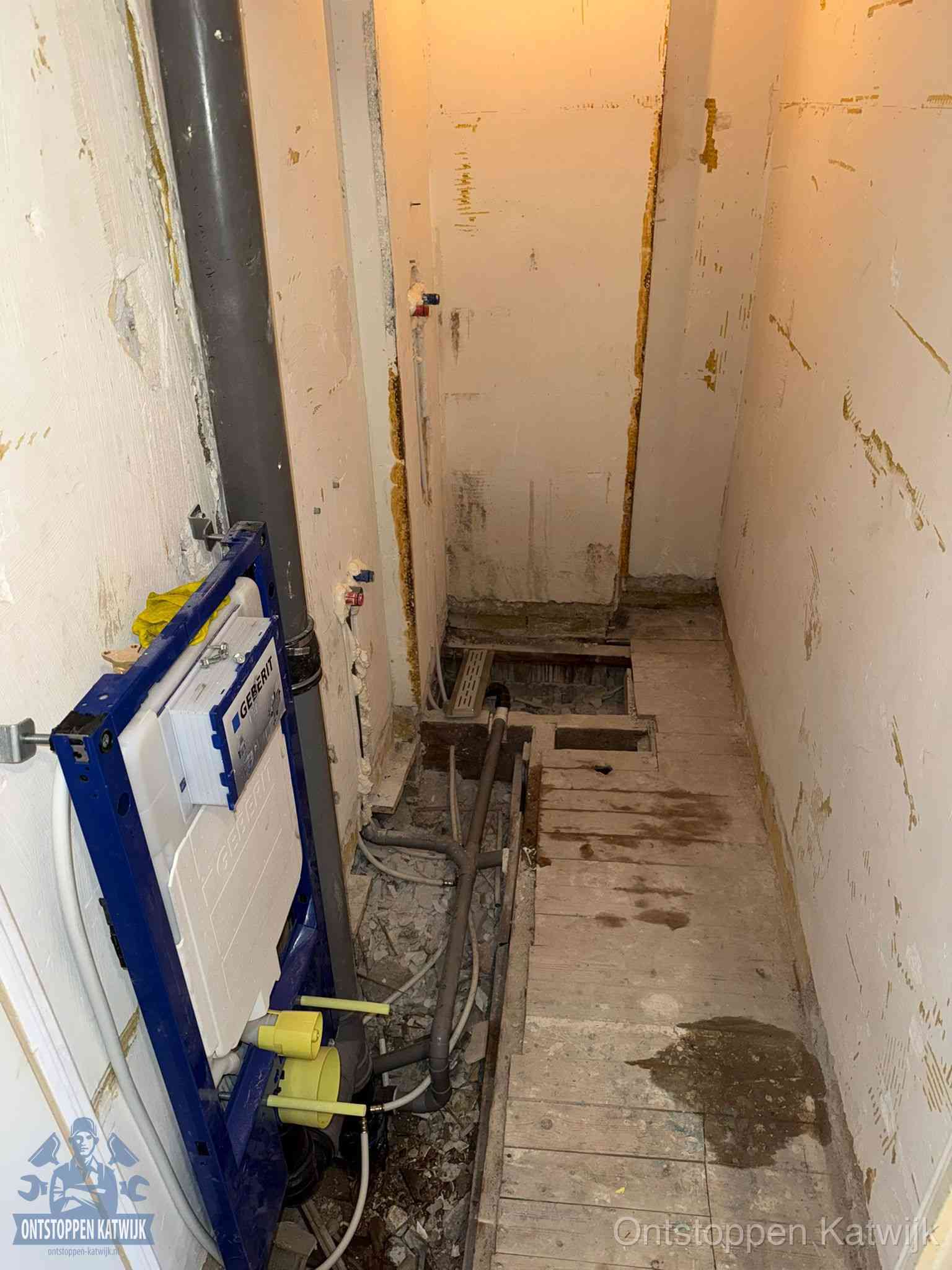 Een opgebroken toiletruimte tijdens renovatie met een Geberit inbouwreservoir en blootliggende oude afvoerleidingen, typisch voor oudere woningen in Katwijk
